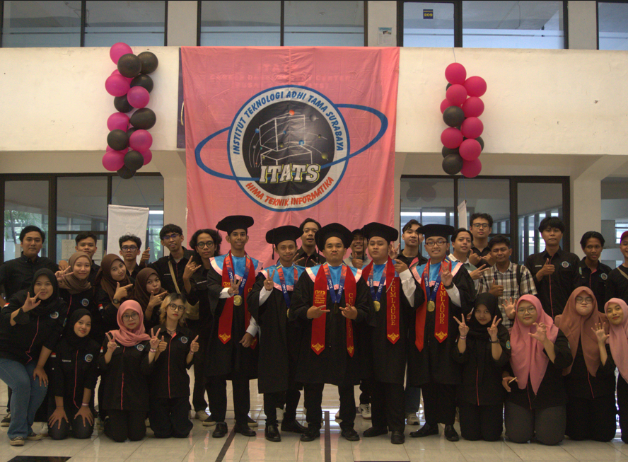 Mahasiswa informatika berkolaborasi di laboratorium